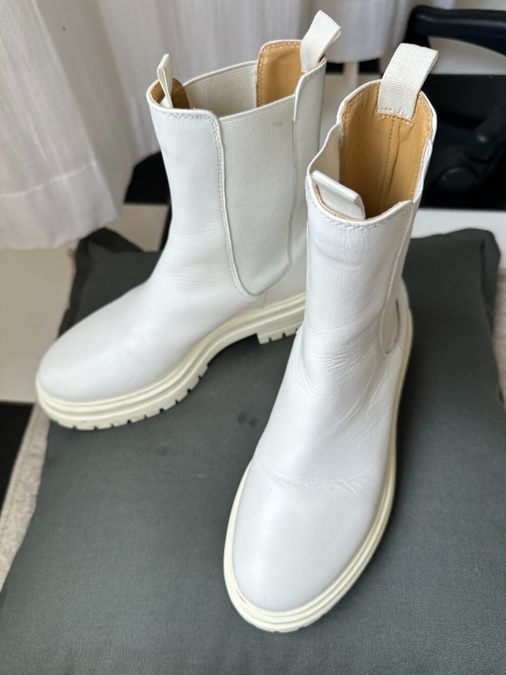 Tony Bianco Wolfe Vanilla Leather Chunky Chelsea Boots Women’s Size 6